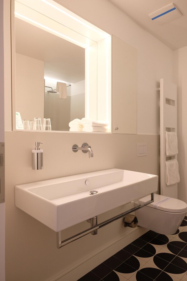 Chambre Double Confort | Salle de bain | Douche, articles de toilette gratuits, sèche-cheveux