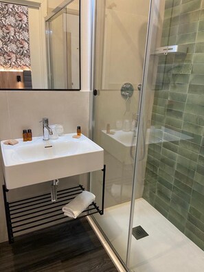 Einzelzimmer | Badezimmer | Dusche, Regendusche, Haartrockner, Bidet