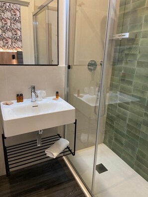 Single Room | Bathroom | Shower, rainfall showerhead, hair dryer, bidet