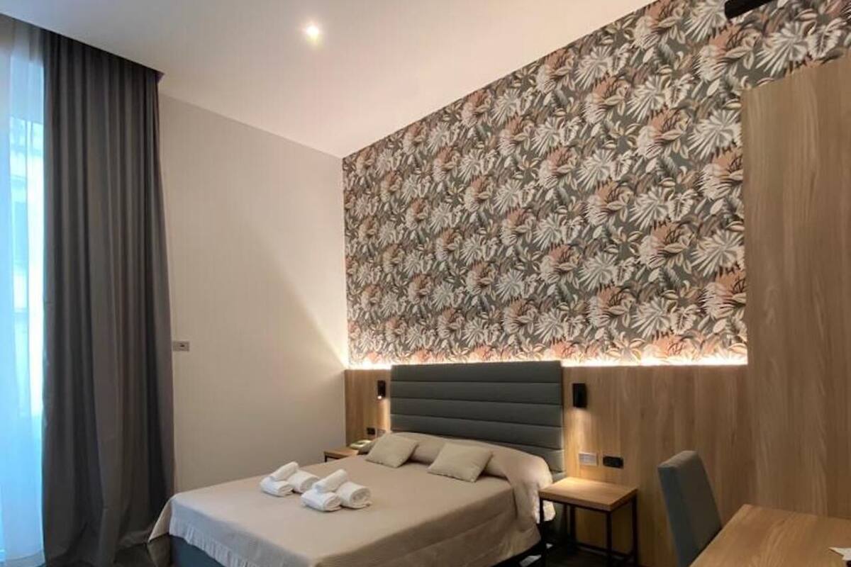 意大利 Frette 床單、書桌、手提電腦工作空間、隔音