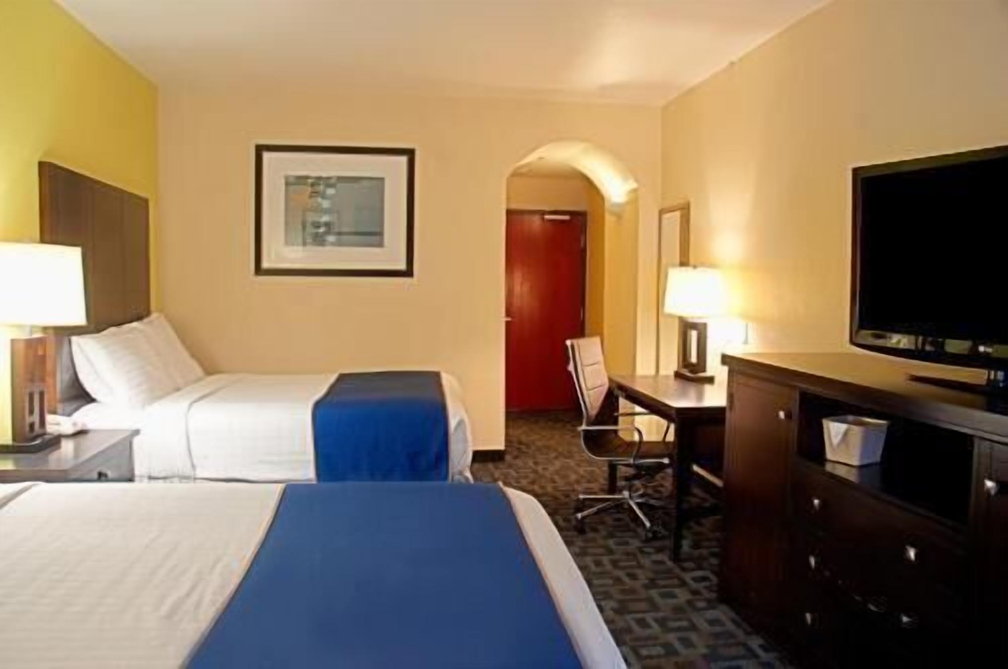 Premium bedding, pillow-top beds, in-room safe, laptop workspace