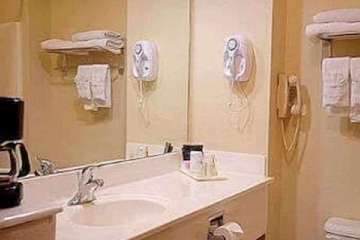 Combined shower/tub, deep soaking tub, free toiletries, hair dryer