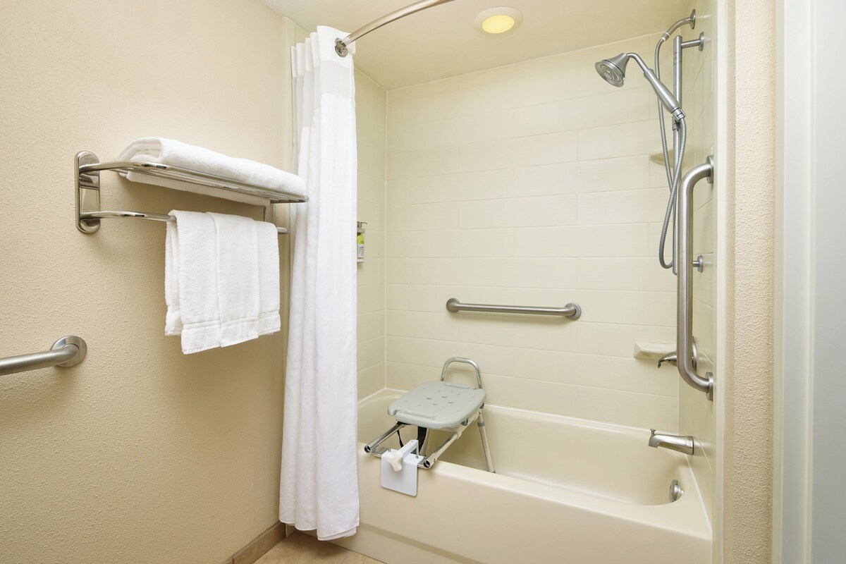 スタンダード ルーム キングベッド 1 台 バリアフリー (Accessible Tub) | 高級寝具、ピロートップベッド、デスク、ノートパソコン用作業スペース