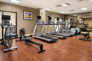 A gym with multiple treadmills, exercise bikes, and a rowing machine. - Holiday Inn Express & Suites Alpharetta - Windward Parkway by IHG (Alpharetta)