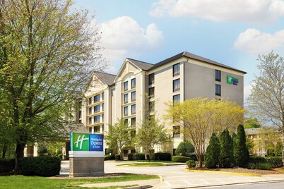 Holiday Inn Express & Suites Alpharetta - Windward Parkway by IHG