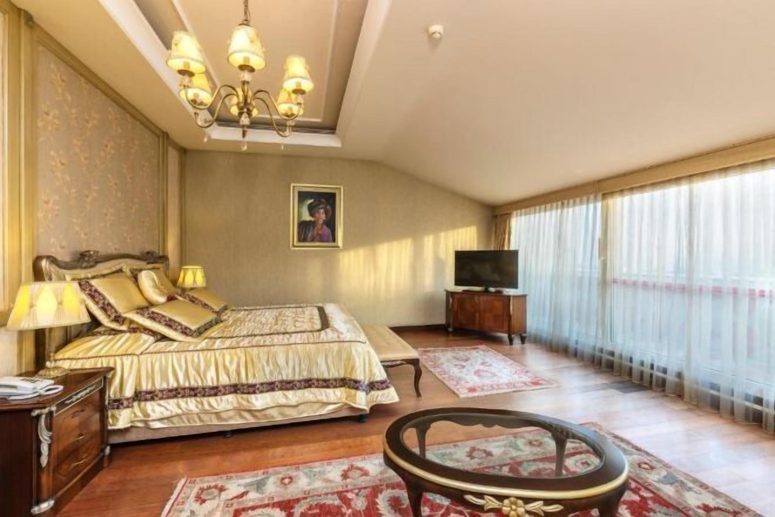 Ropa de cama de alta calidad y caja de seguridad en la habitación 