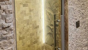 A shower with a wooden barrel faucet, stone walls, and a wooden floor. - Grand Yavuz Hotel (Istanbul)