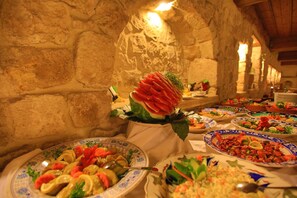 Se sirven desayunos, almuerzos, cenas y cocina turca