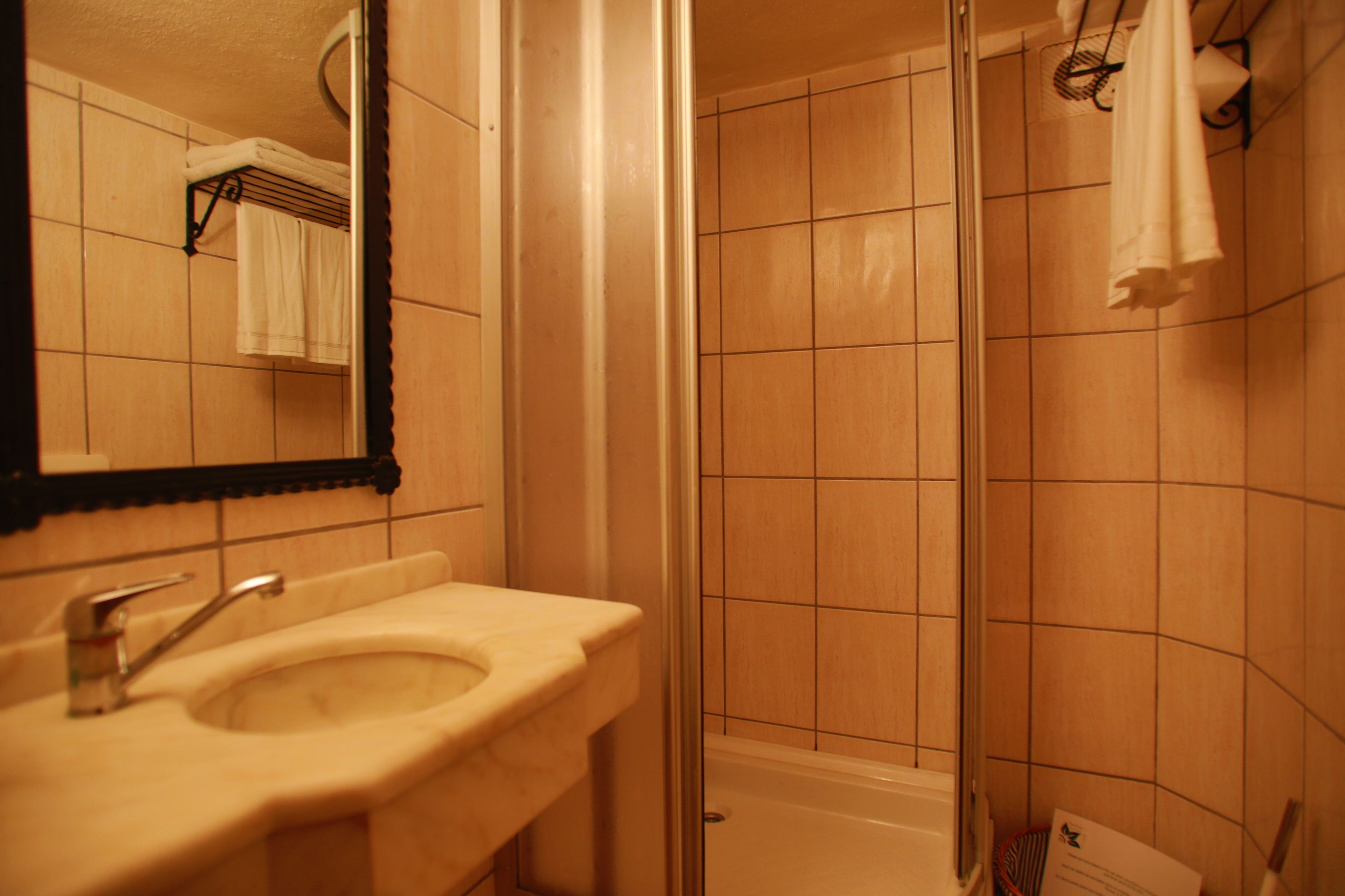 standard room | bathroom | free toiletries, hair dryer, slippers