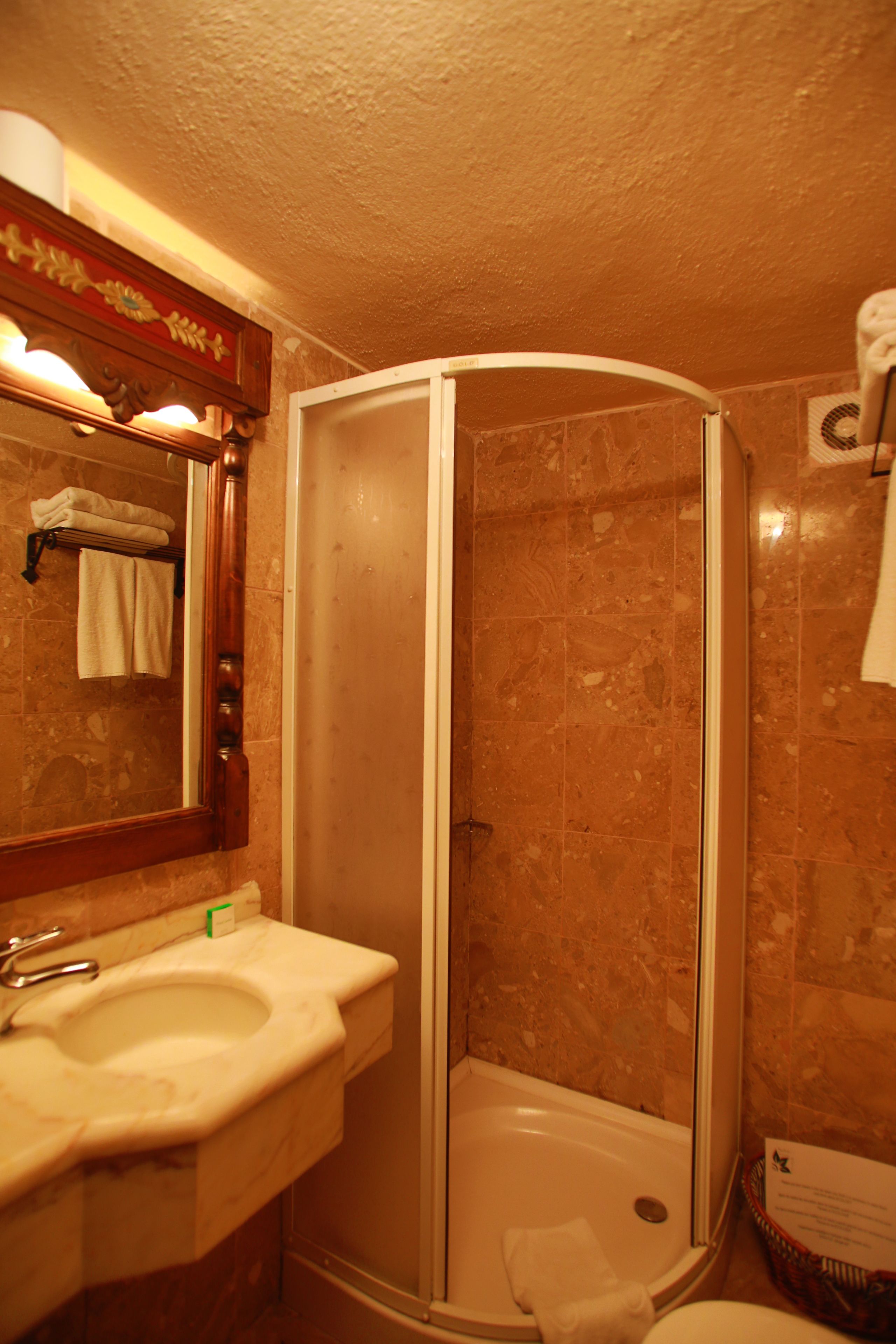 deluxe double room | bathroom | free toiletries, hair dryer, slippers