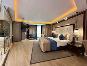Corner Suite | Minibar, Zimmersafe, schallisolierte Zimmer, kostenloses WLAN