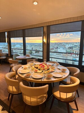 2 间餐厅，供应早餐、午餐和晚餐，土耳其菜