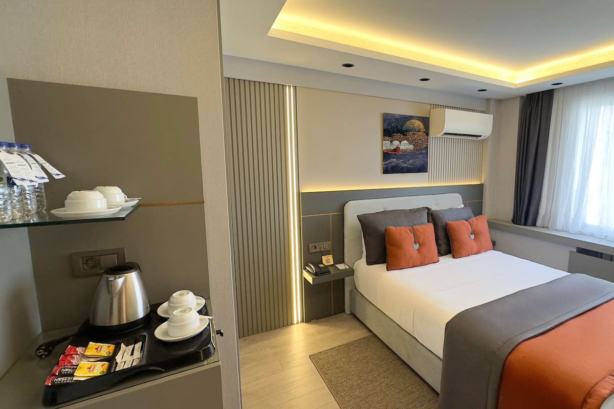 Standaard vierpersoonskamer | Een minibar, een kluis op de kamer, geluiddichte muren, gratis wifi