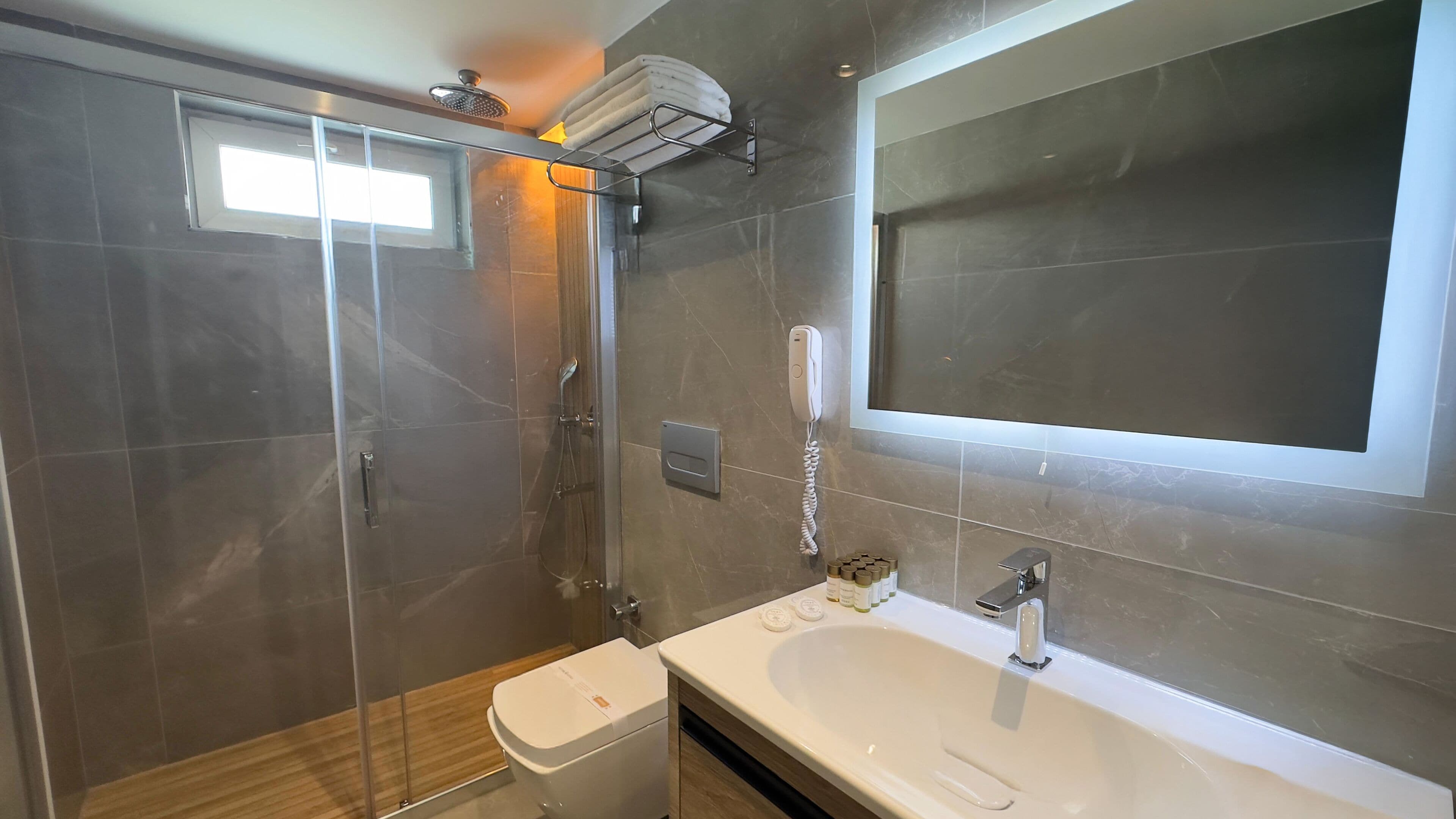 Standard Quadruple Room | Minibar, una cassaforte in camera, insonorizzazione, Wi-Fi gratuito