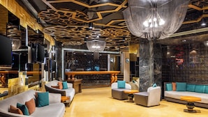 A modern lobby with sofas, a bar area, and a chandelier. - AHC Old City Hotel (Istanbul)