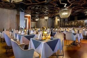2 Restaurants; Frühstück, Mittagessen und Abendessen werden serviert