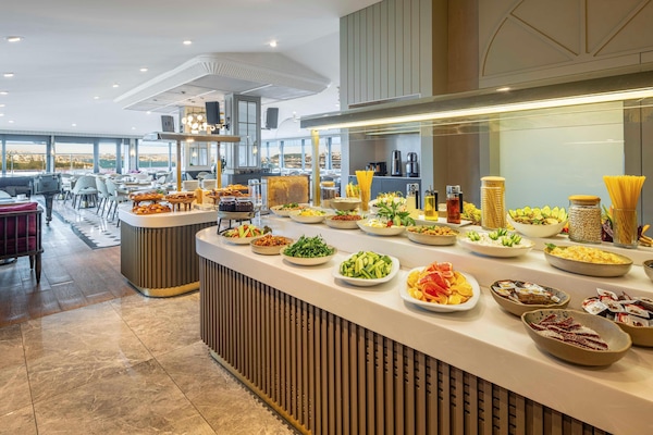 Daily buffet breakfast for a fee