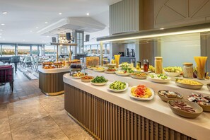 Montaje de bufé con diversos alimentos y un diseño de interiores moderno.