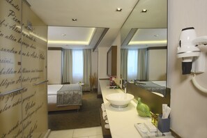 Ropa de cama de alta calidad y minibar 