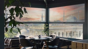 2 restaurants, spécialités Cuisine internationale