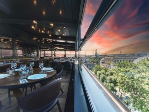 2 restaurants; breakfast, lunch, dinner and brunch served 