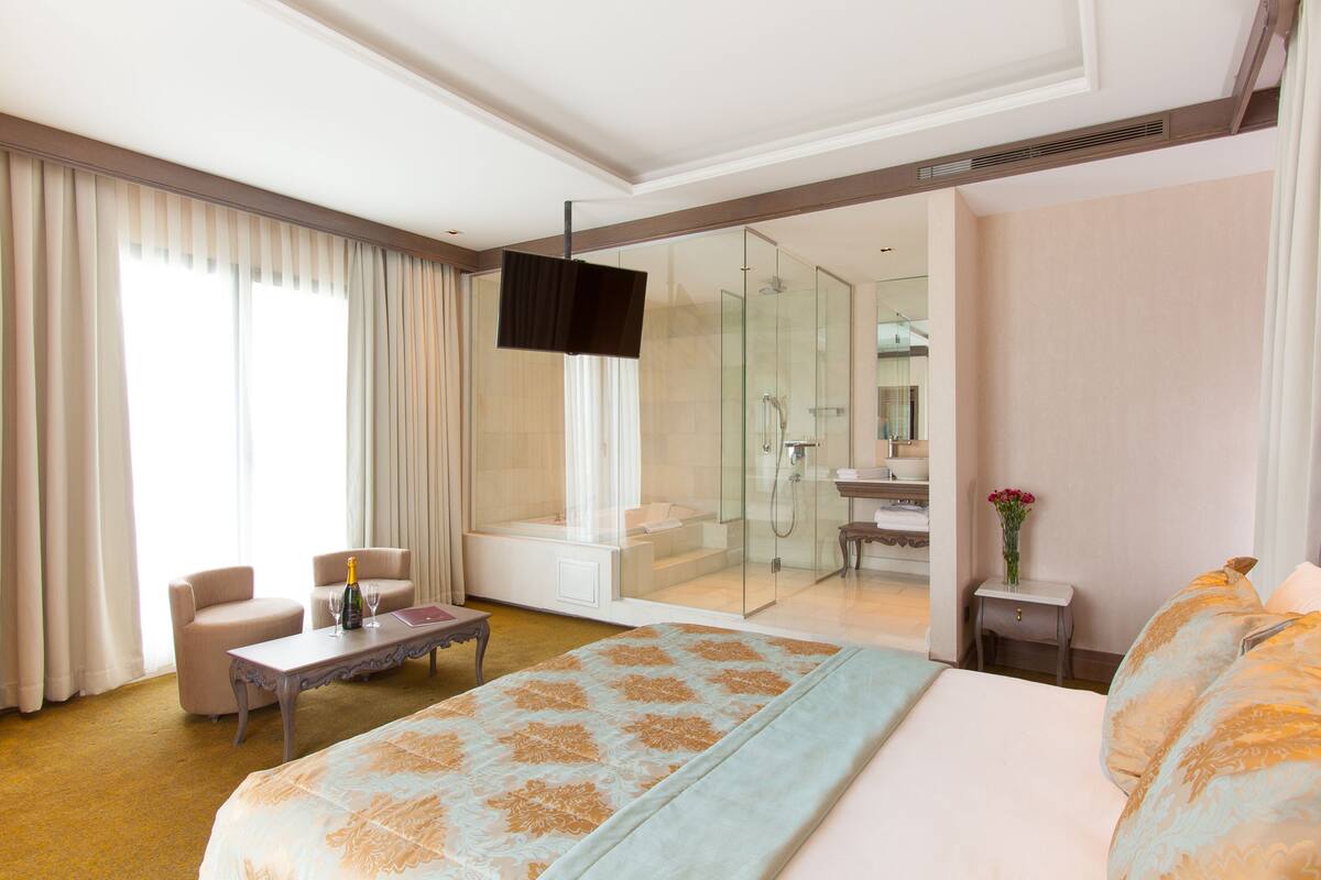 Superior Double Room with Jacuzzi and Balcony | 高級寝具、ミニバー、セーフティボックス (室内)、デスク