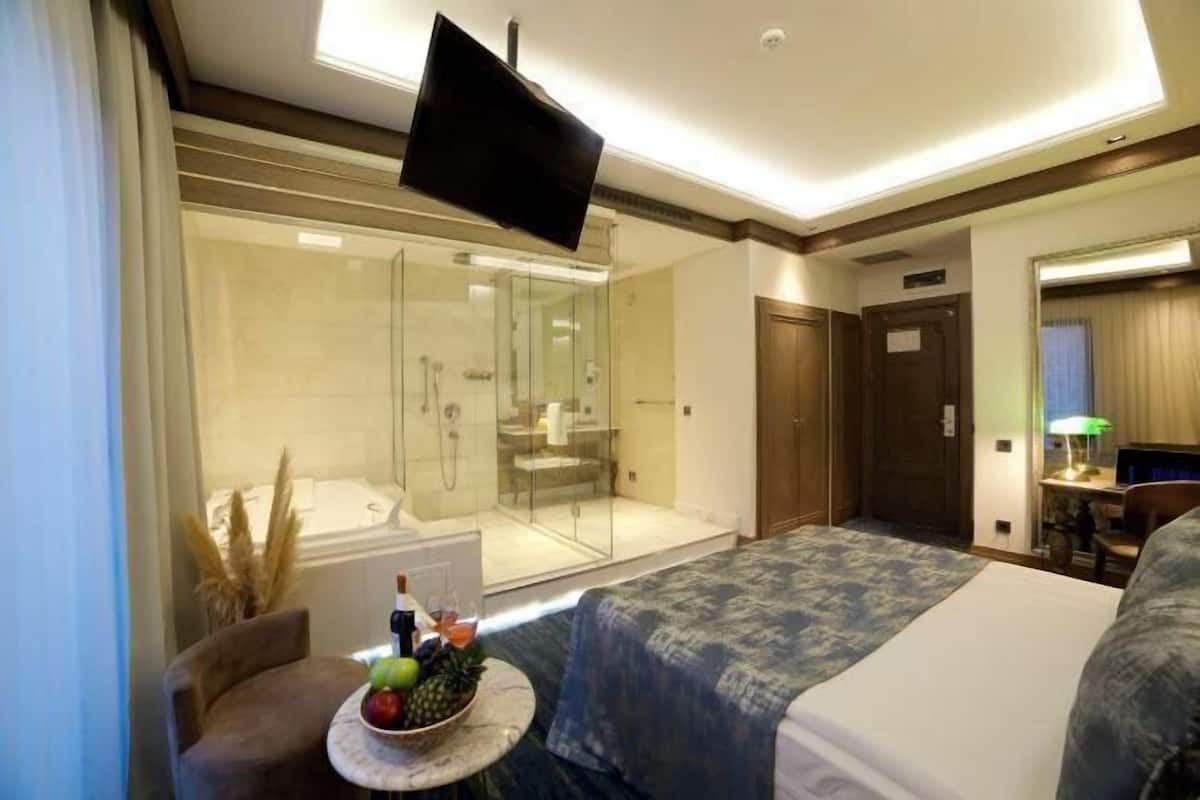 Premium bedding, in-room safe, individually furnished, desk