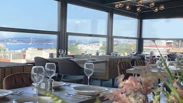 2 restaurants, breakfast, lunch, dinner served; international cuisine