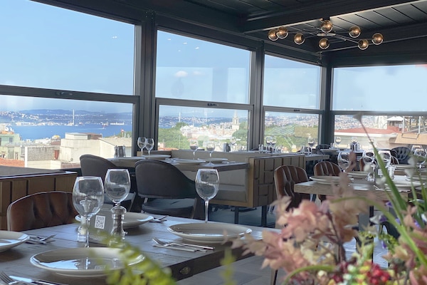 2 restaurants, breakfast, lunch, dinner served; international cuisine