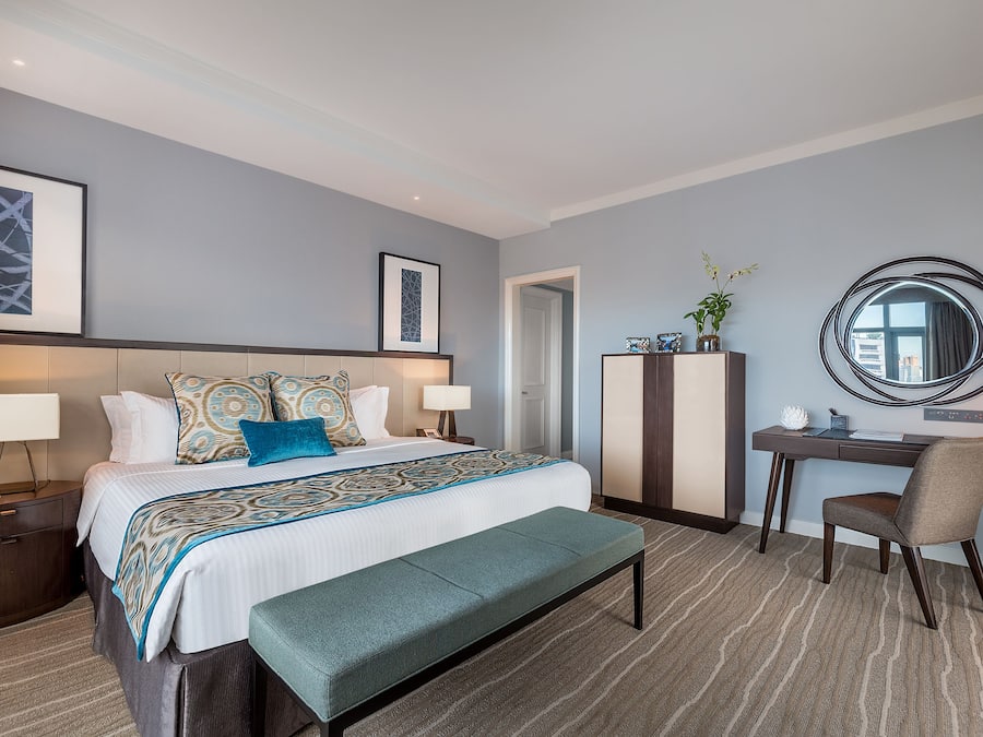 خزنة داخل الغرفة وبديكورات فريدة لكل غرفة وطراز فريد لكل وحدة ومكتب