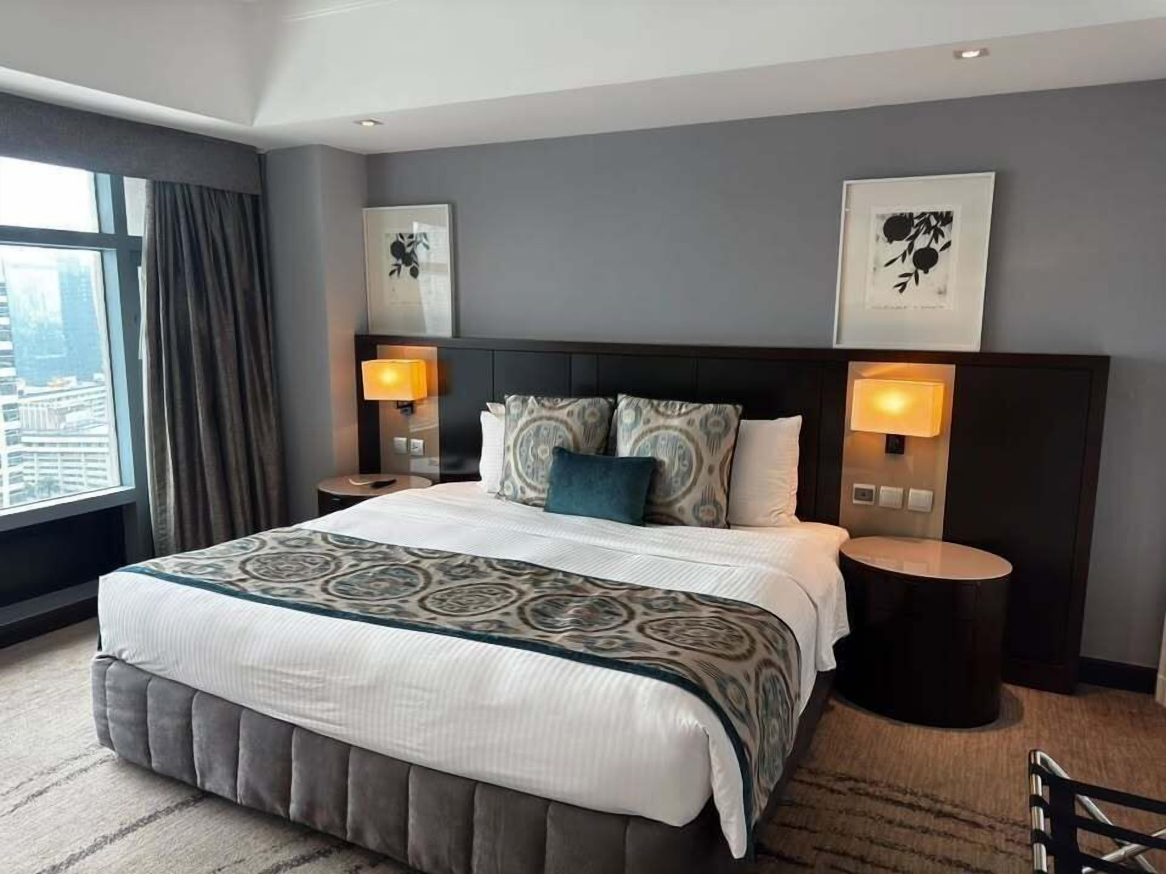 Executive Suite, 1 Bedroom | In-room safe, individually decorated, individually furnished, desk