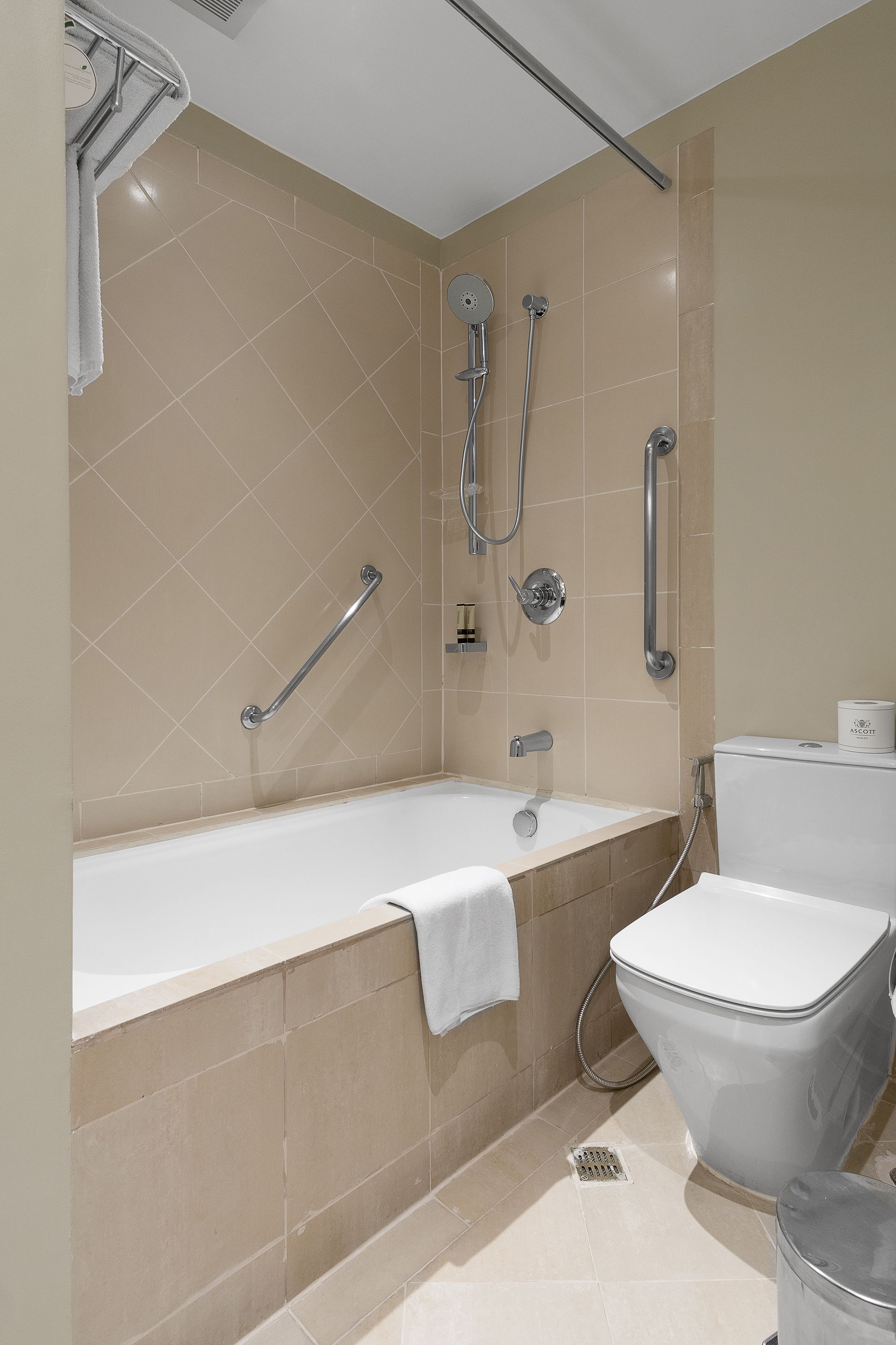 Executive Studio | Bathroom | Shower, free toiletries, hair dryer, bidet