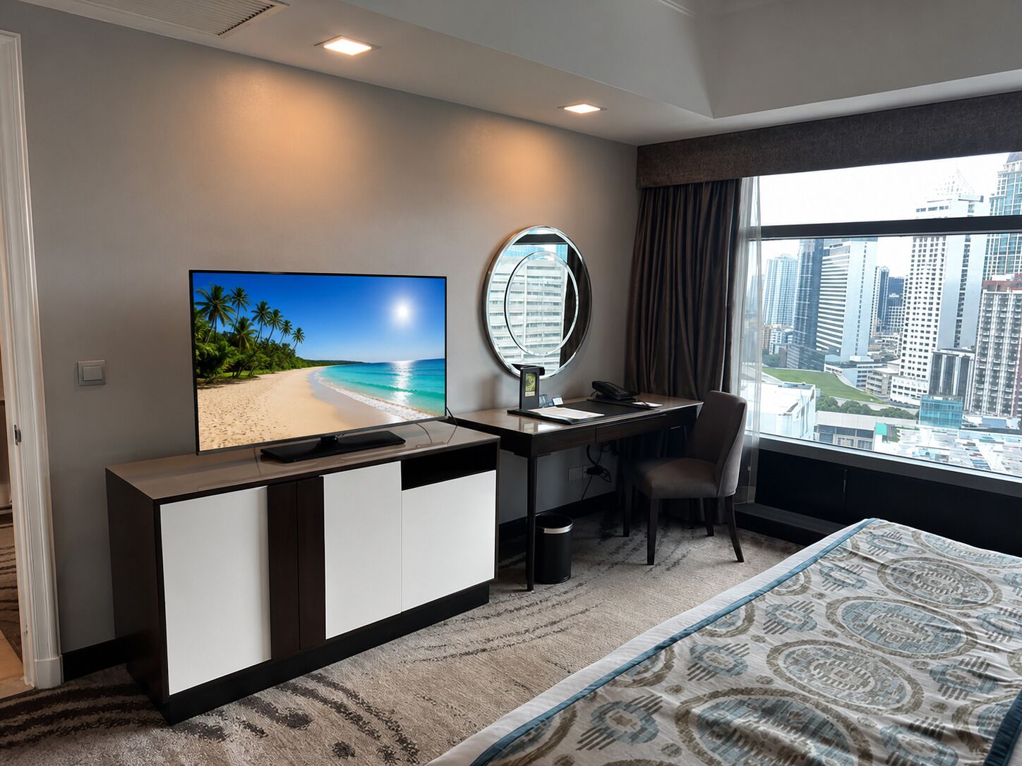 Executive Suite, 1 Bedroom | In-room safe, individually decorated, individually furnished, desk