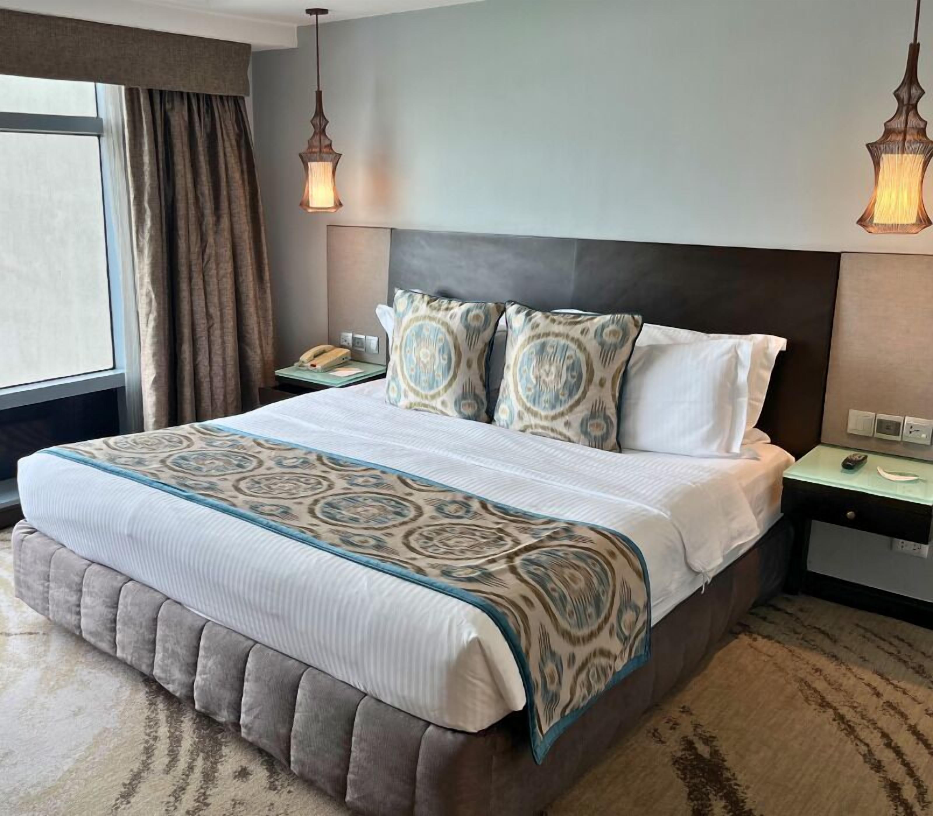 Executive Room, 1 Bedroom | In-room safe, individually decorated, individually furnished, desk