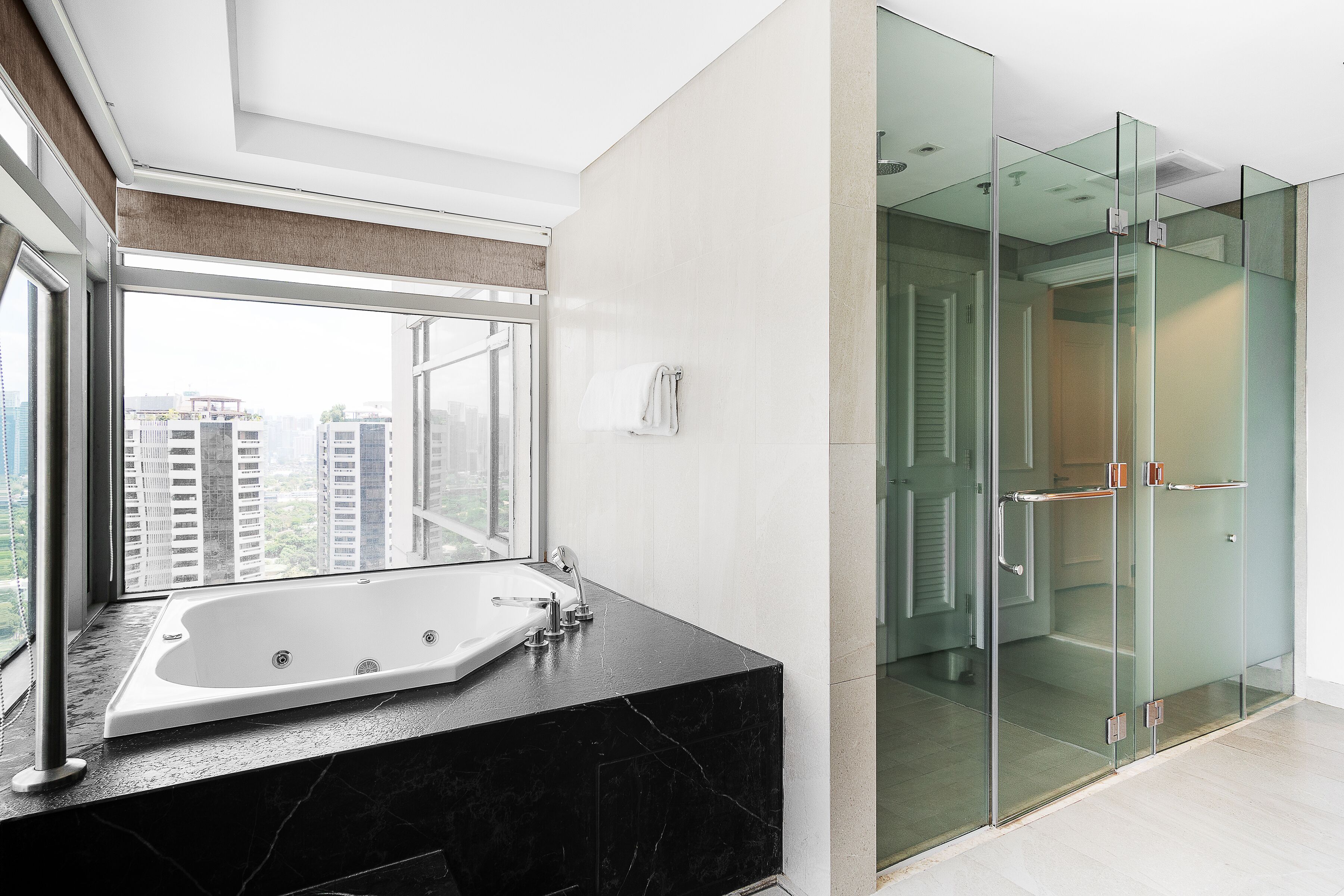 Suite Deluxe, 3 habitaciones | Baño | Regadera, amenidades de baño gratuitas, secadora de cabello, bidet 