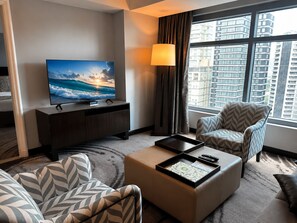 Suite – executive, 1 soverom | Oppholdsområde | En 32-tommers LCD-TV med kabel-kanaler samt TV