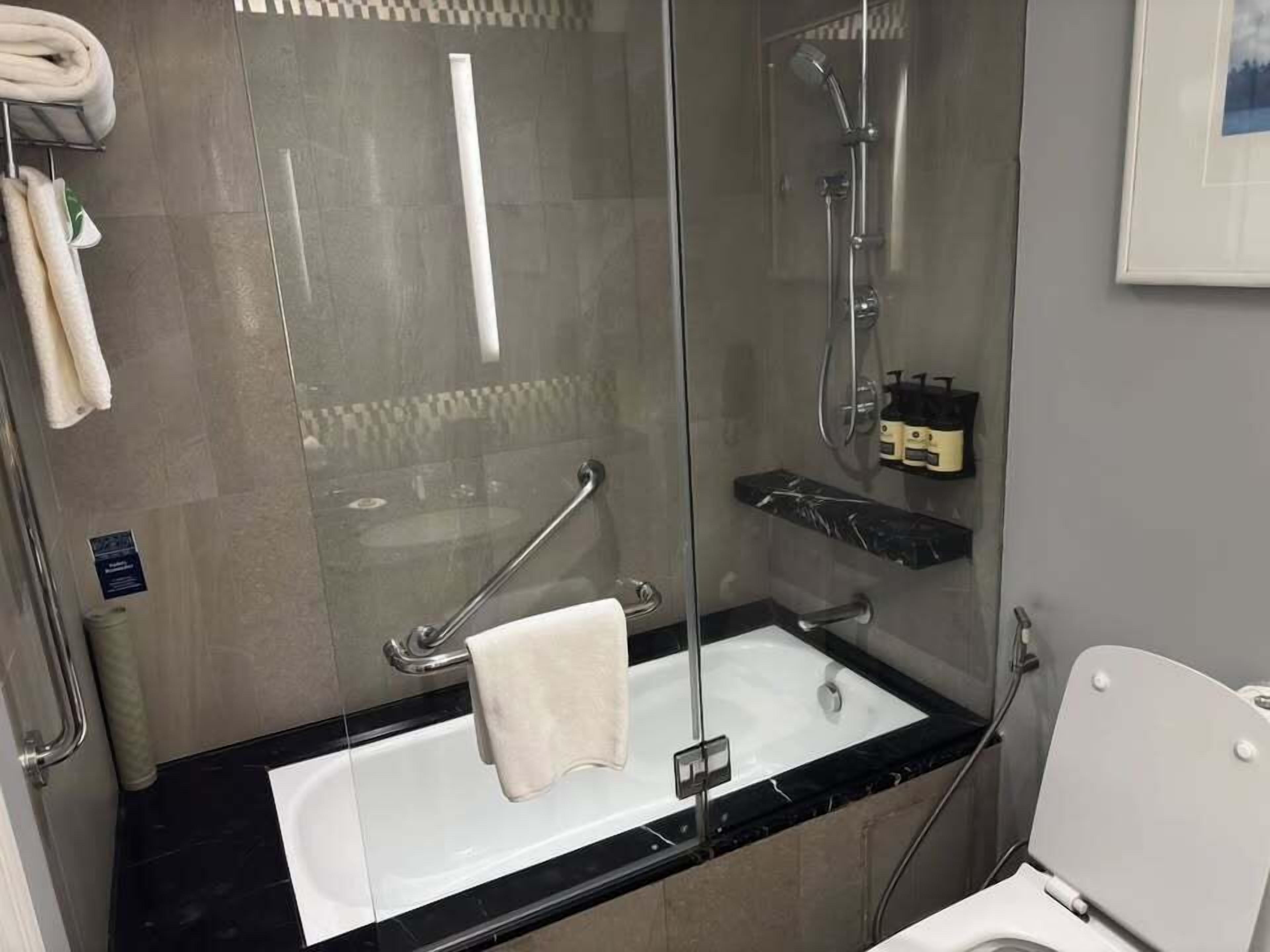 Suite – premier, 1 soverom | Bad | Dusj, toalettartikler (inkludert), hårføner og bidé