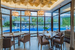 Phục vụ bữa sáng, bữa trưa và bữa tối 