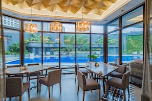 Phục vụ bữa sáng, bữa trưa và bữa tối