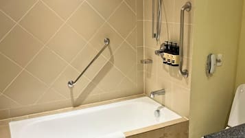 Un baño con bañera, ducha e inodoro.