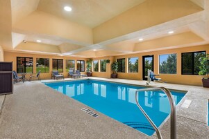 Una piscina techada, una piscina al aire libre de temporada