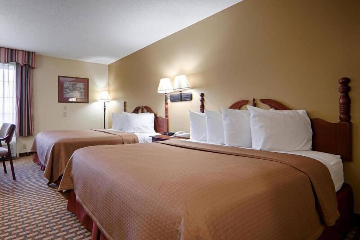 Premium bedding, in-room safe, desk, laptop workspace