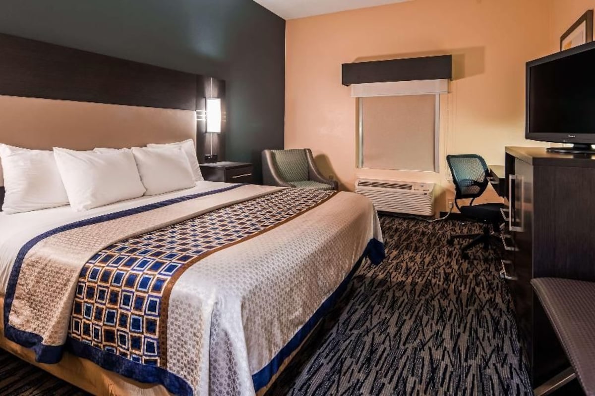 Premium bedding, in-room safe, desk, laptop workspace