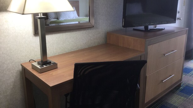 Desk, iron/ironing board, cribs (free), rollaway beds (free) - Days Inn by Wyndham Athens, GA (Athens)
