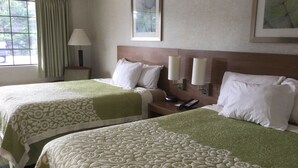 Desk, iron/ironing board, cribs (free), rollaway beds (free) - Days Inn by Wyndham Athens, GA (Athens)