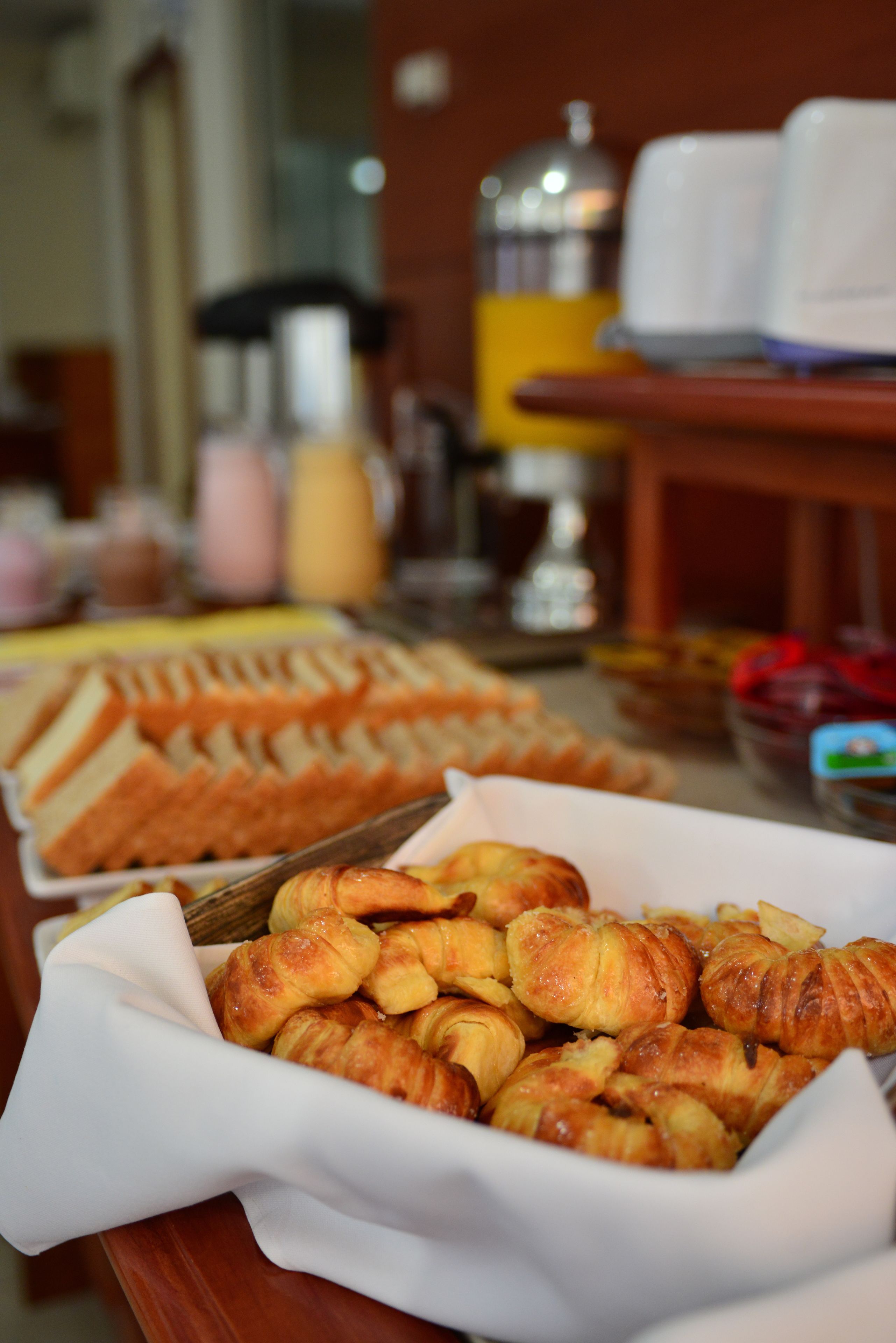 Una mesa de buffet con diversos pasteles y sándwiches.