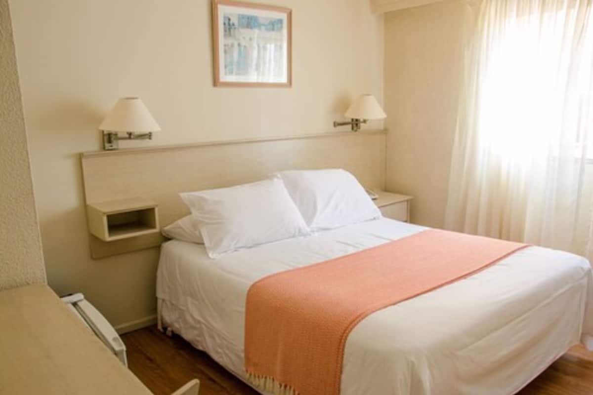 Habitación doble estándar | Ropa de cama de alta calidad y minibar