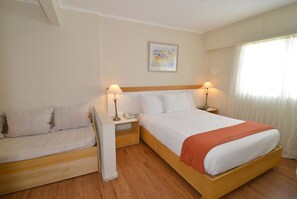 Premium bedding, minibar, in-room safe, individually decorated - Sunset Beach Hotel (Punta del Este)