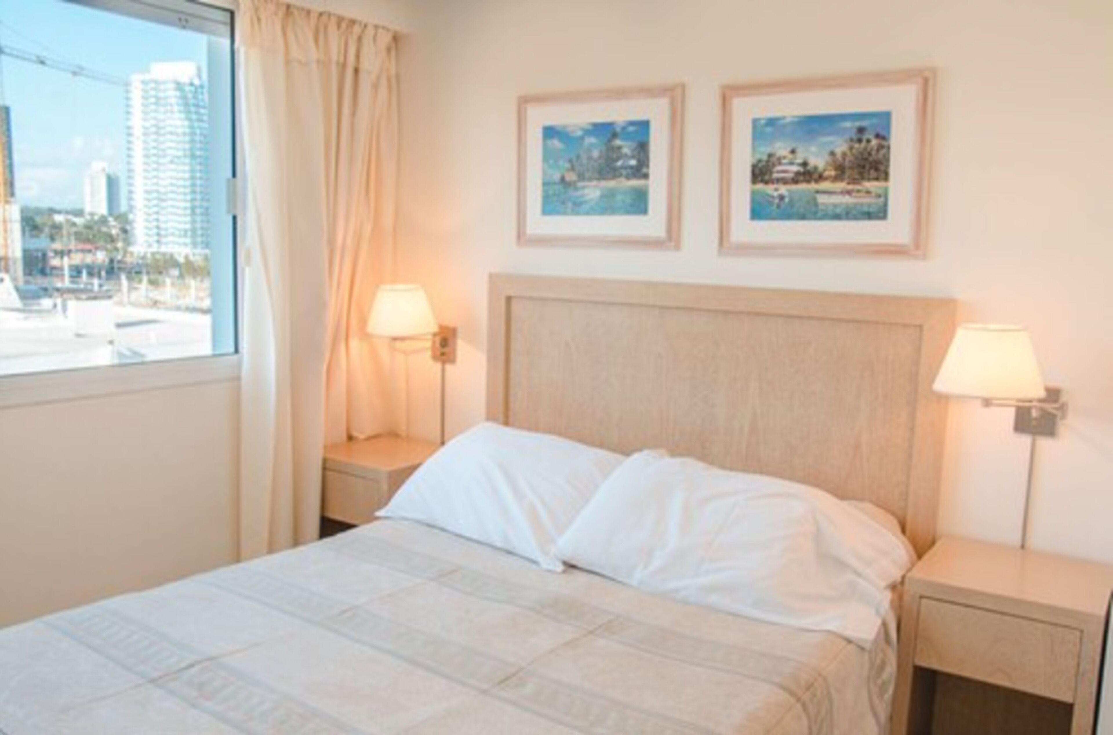 Ropa de cama de alta calidad, minibar, caja fuerte