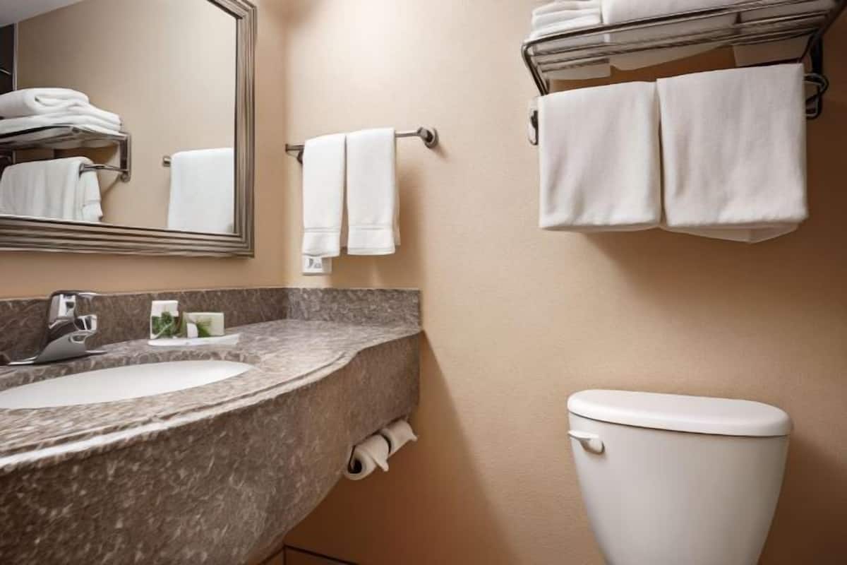 Bad | Kombinert dusj/badekar, toalettartikler (inkludert) og hårføner